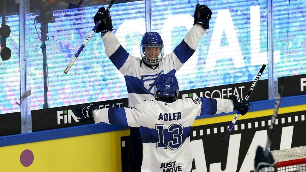 Suomen Maija Väyrynen (takana) ja Ida Adler juhlimassa sunnuntain loppuottelussa Kanadaa vastaan.