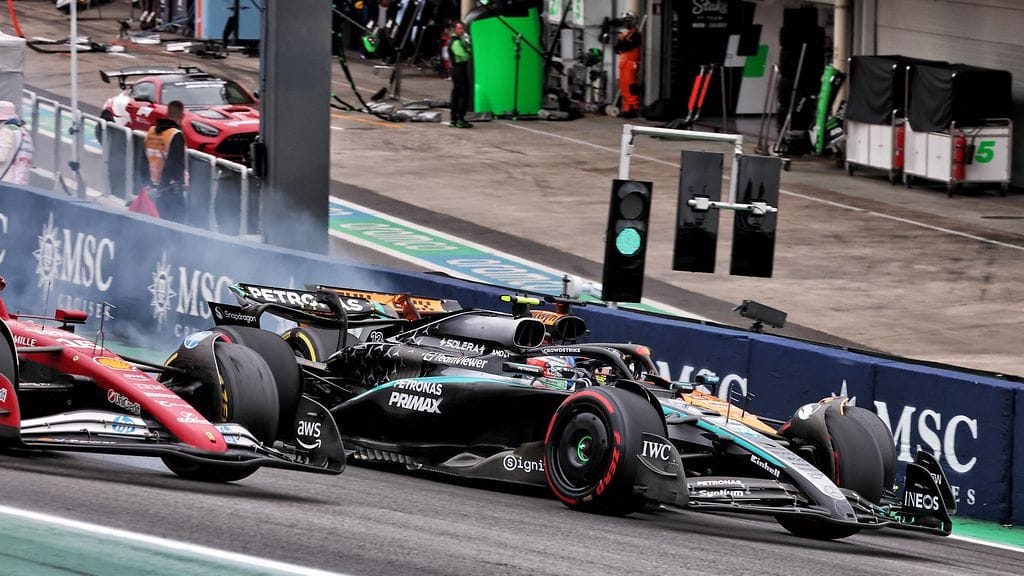 McLarenin Oscar Piastri (oik.) törmäsi Kimi Antonelliin, jonka Mercedes puolestaan karautti Ferrarin Charles Leclerciin.