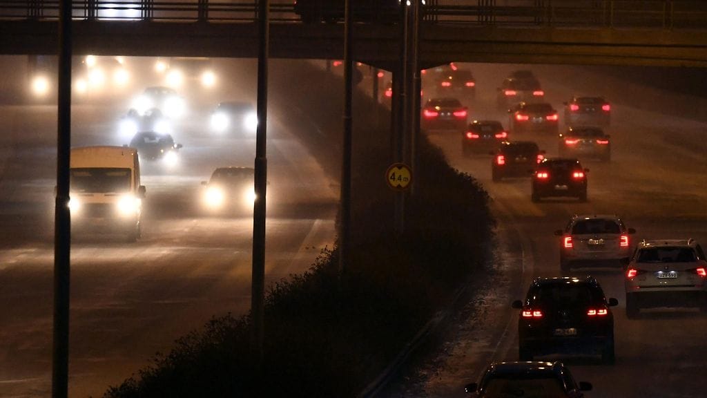 Liikennettä Länsiväylällä Helsingissä joulukuussa 2018. Kuvituskuva.