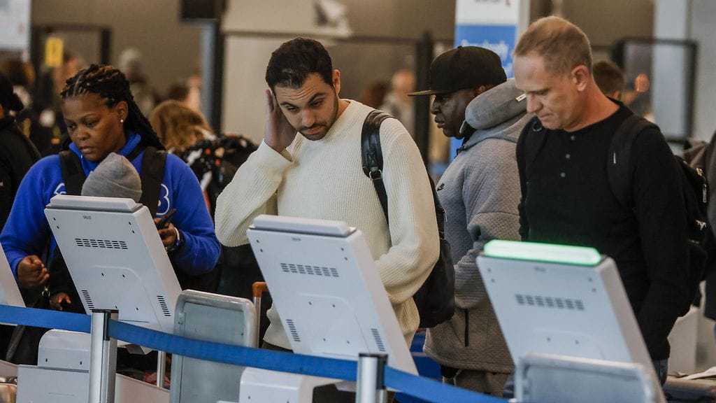 Kuvassa ihmisiä lähtöselvitystiskillä viime perjantaina Chicagossa, jonne lentojen peruutukset iskivät viikonloppuna pahiten.
