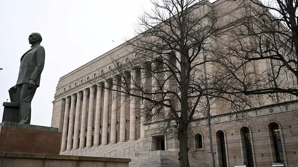 Entiset kansanedustajat voivat nykyään saada sopeutumisrahaa pääsääntöisesti 1–3 vuoden ajan.