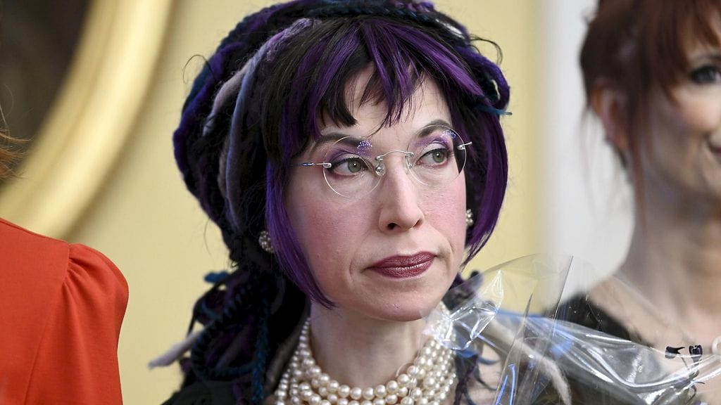 Yksi ehdokkaista on kirjailija Sofi Oksanen.