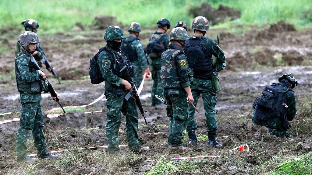 Kuvituskuvassa thaimaalaiset sotilaat suorittivat miinanraivausta Ban Nong Ya Kaewissa 10. lokakuuta 2025.