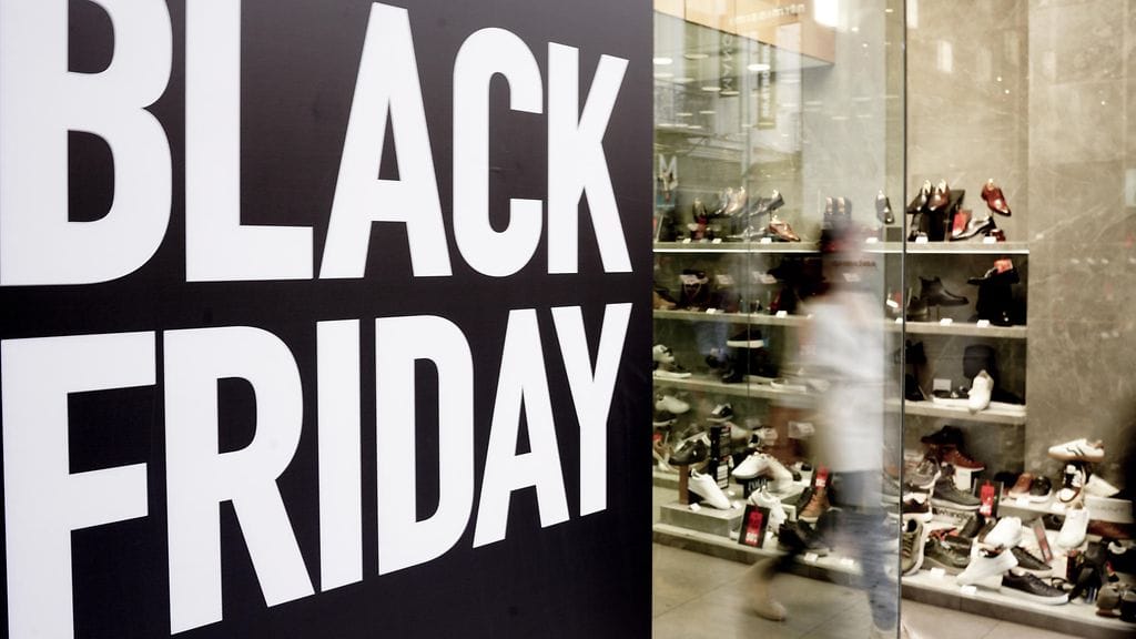 Black Friday -kyltti Ateenassa marraskuussa 2024.
