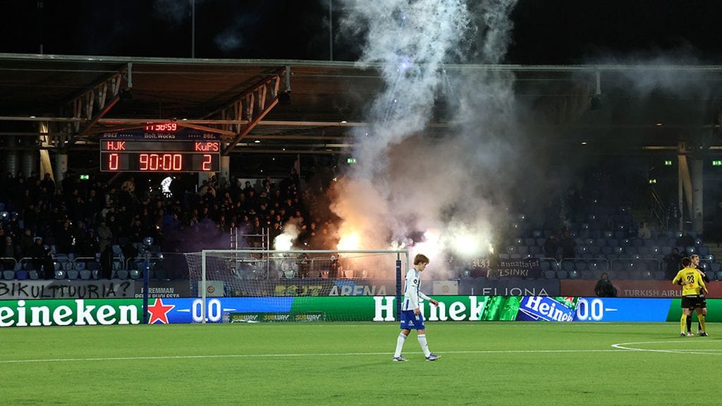 Soihdut ja ilotulitteet keskeyttivät HJK:n ja KuPSin välisen ottelun pitkäkti toviksi sunnuntaina Veikkausliigan päätöskierroksella.
