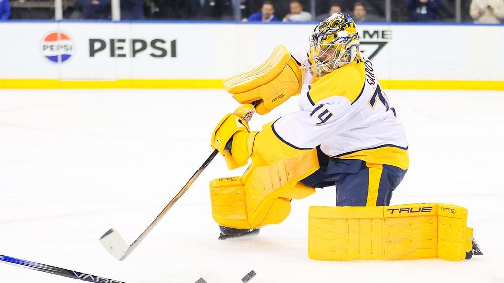 Juuse Saros joutui taipumaan viidesti New Yorkissa.