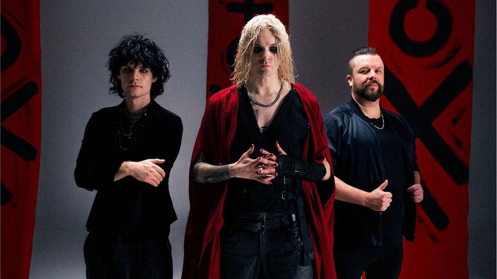 Yhtyeessä vaikuttavat Joelin lisäksi kolme vuosikymmentä The Rasmus -yhtyeessä soittanut kitaristi-tuottaja Pauli Rantasalmi ja rumpali Jimi Aslak.