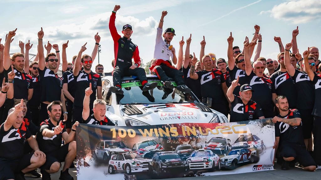 Oliver Solberg juhli uransa avausvoittoa Virossa kesällä.