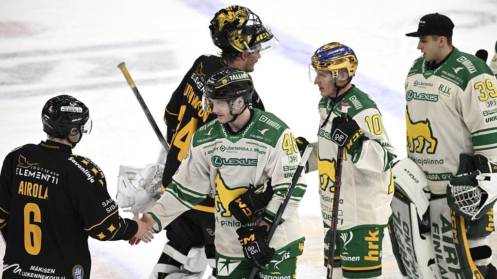 Otteluiden jälkeiset kättelyt halutaan jättää historiaan. Arkistokuva.