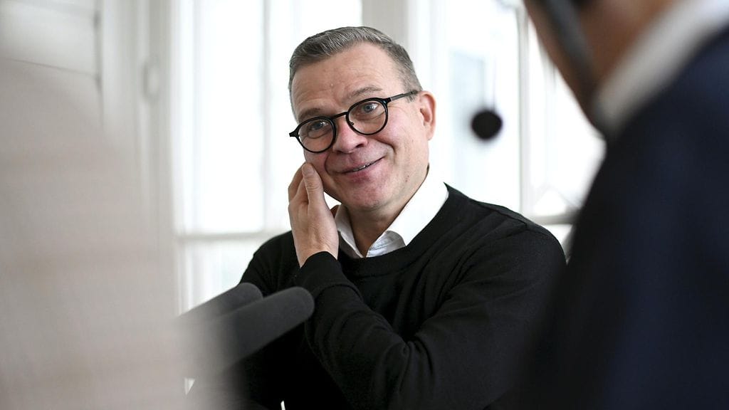 Pääministeri Petteri Orpo (kok.) ennen YLE:n pääministerin haastattelutunnin alkua pääministerin virka-asunnolla Kesärannassa Helsingissä 26. lokakuuta.