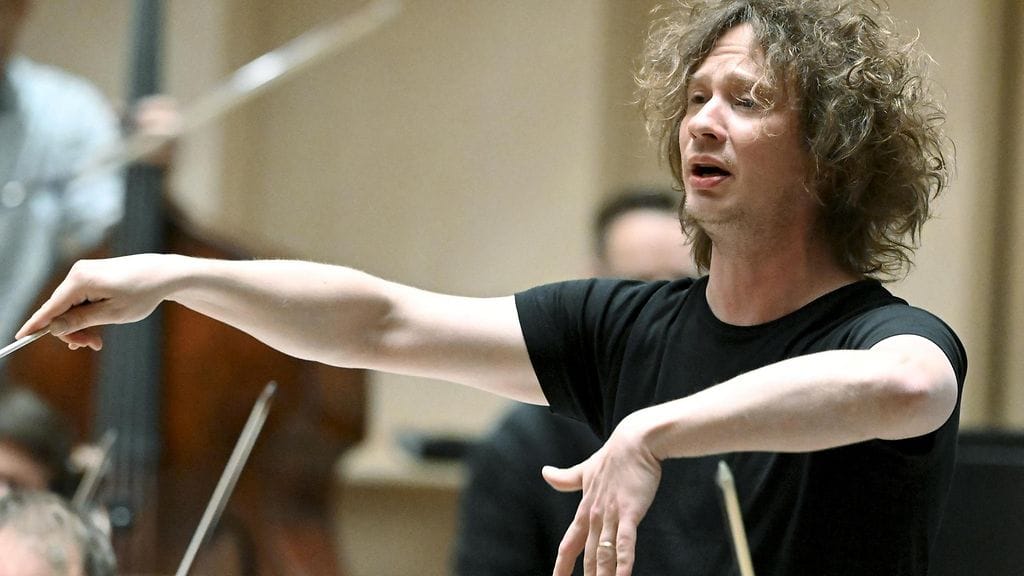 Santtu-Matias Rouvali on toiminut Lontoon Philharmonia Orchestran kapellimestarina vuodesta 2021 lähtien.