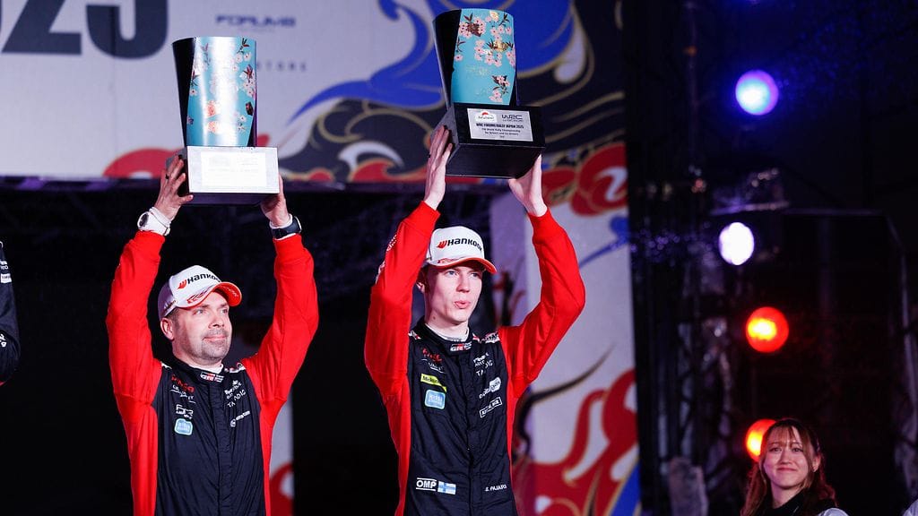 Kartturi Marko Salminen ja Sami Pajari juhlimassa kolmossijaa Japanin MM-rallissa.