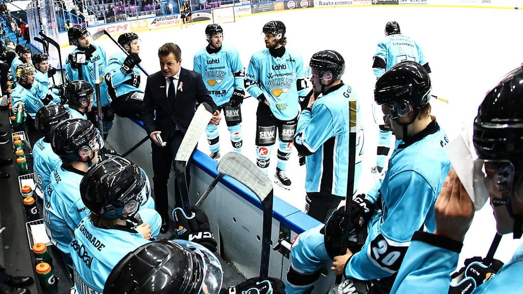 Sami Kapasen luotsaama Pelicans on vaikeuksissa SM-liigassa.