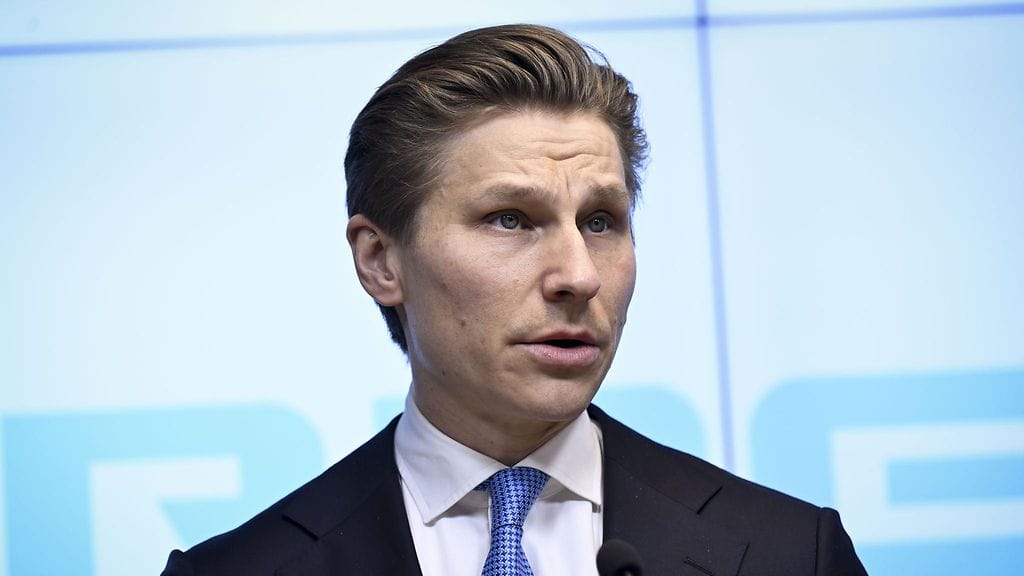 Puolustusministeri Antti Häkkönen (kok.).