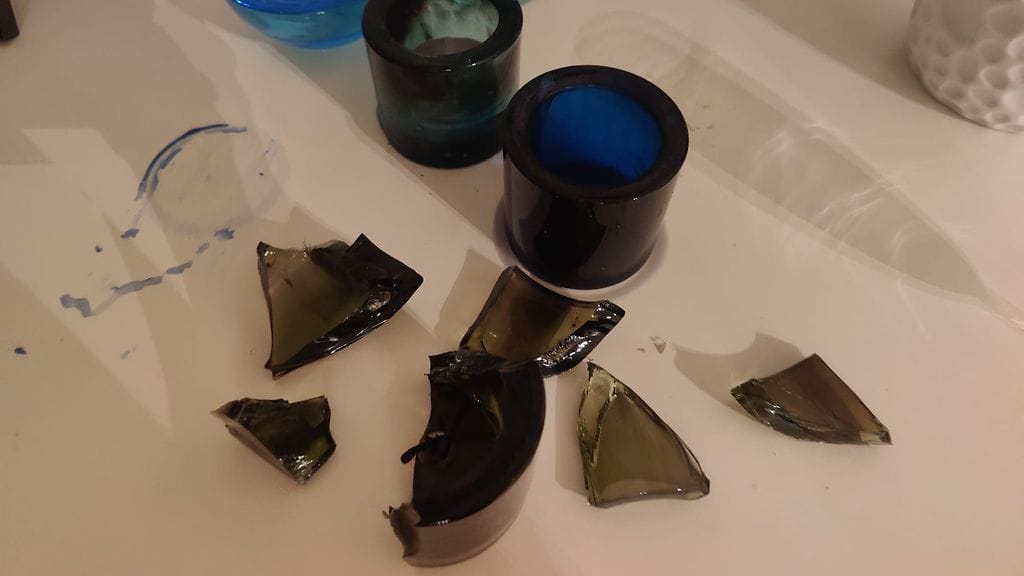 Kivi-kynttilälyhdyt hajosivat kesken juhlien. 1