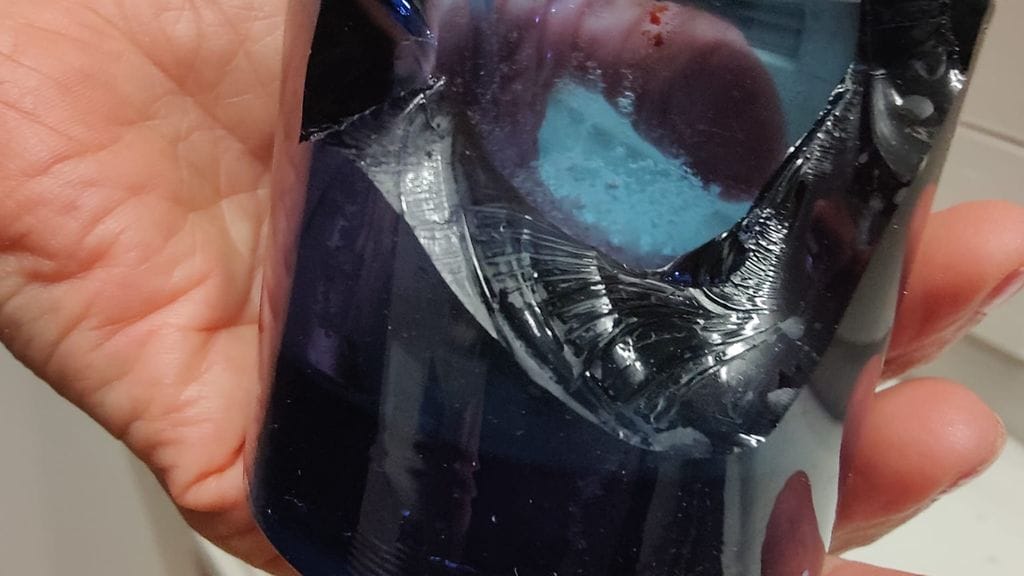 Kuvassa yksi haljennut Kivi-kynttilälyhty Kristan kädessä.