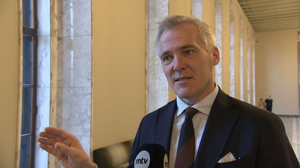 Perussuomalaispoliitikkojen kuvat tullaan käsittelemään ryhmäpuheenjohtajien kesken eduskunnassa, sanoo RKP:n Anders Adlercreutz.