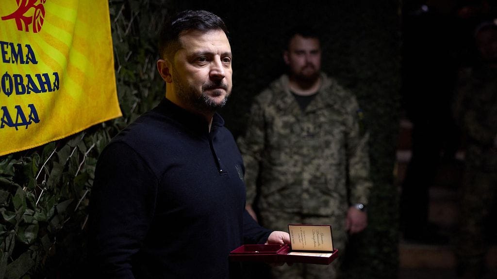 Ukrainan presidentin lehdistöpalvelun 13. marraskuuta ottamassa ja jakamassa kuvassa Zelenskyi vierailee Zaporizhzhjassa lähellä aluetta, jossa Venäjä on viime aikoina edennyt.