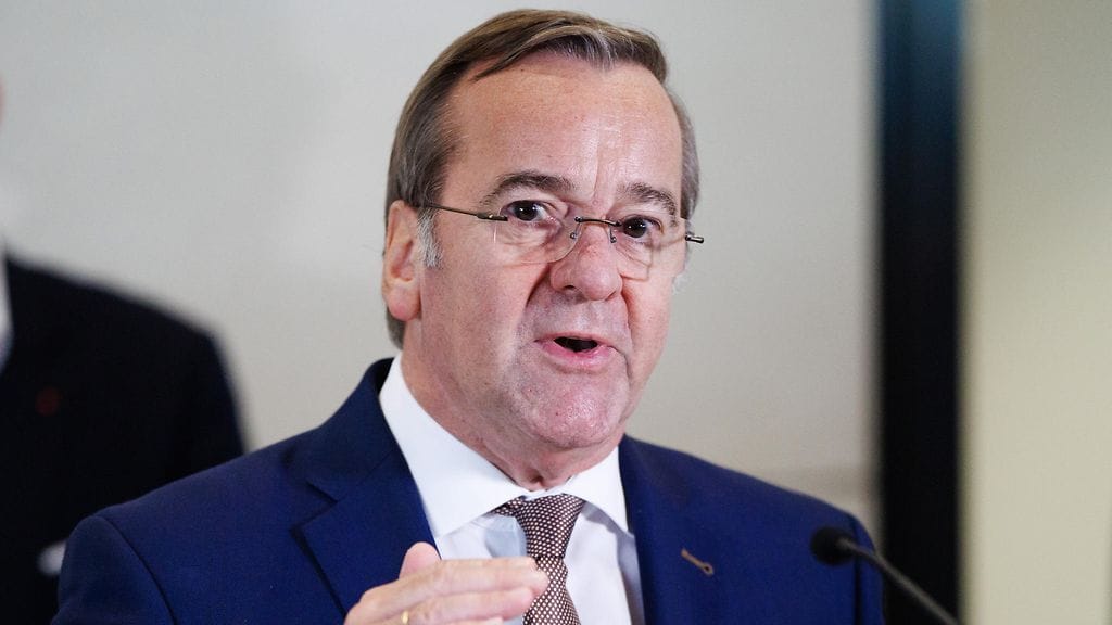 Saksan puolustusministeri Boris Pistorius lehdistötilaisuudessa Berliinissä 13. marraskuuta 2025.