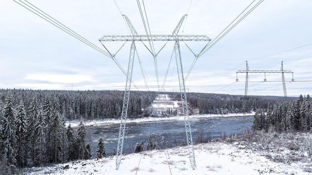 Uusi Aurora Line -linja on kuvassa vasemman puoleinen ja vanha linja oikean puoleinen. Suomen ja Pohjois-Ruotsin välinen uusi 400 kilovoltin Aurora Line -sähkönsiirtolinja kuvattuna Suomen puolelta rajanylityspaikalta Ylitornion Vuennonkoskella 13. marraskuuta 2025.