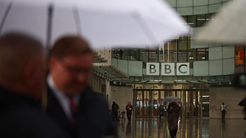 Tapauksesta nousseen kohun vuoksi BBC:n pääjohtaja Tim Davie ja uutistoiminnasta vastaava johtaja Deborah Turness ilmoittivat jättävänsä tehtävänsä.