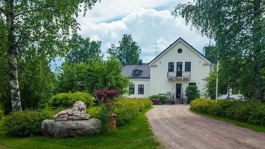 Vain elämää -ohjelma jättää Satulinnan taakseen ja suuntaa kohti uutta kuvauspaikkaa.