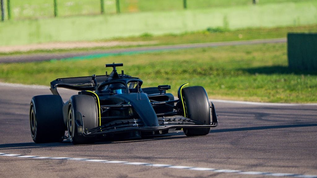 Erikoinen näky: Sergio Perez mustaksi maalatussa vuoden 2023 Ferrarin-autossa.