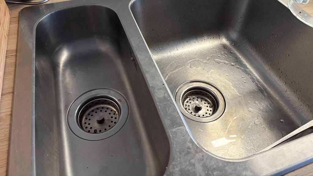 Keittiön lavuaarin pienempää allasta voi hyödyntää monin eri tavoin.