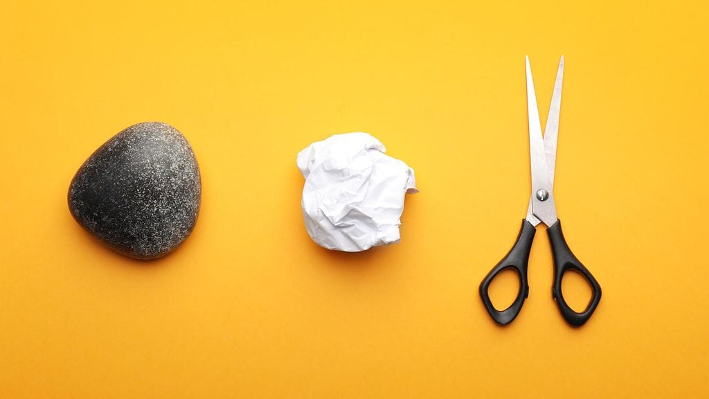 Kivi, paperi vai sakset? Tutkijat selvittivät pelaajien aivotoimintaa ja pelikierroksia seuraamalla, millainen strategia pelissä kannattaa valita.