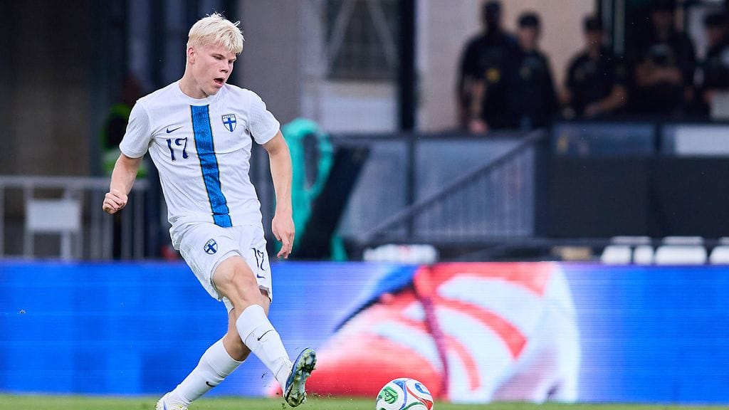 Otto Ruoppi (arkistokuvassa) viimeisteli Pikkuhuuhkajien avausmaalin.