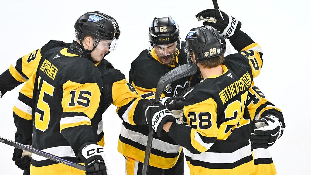 Joona Koppanen (vas.) keräsi kehuja Pittsburgh Penguinsin voitto-ottelun jälkeen.