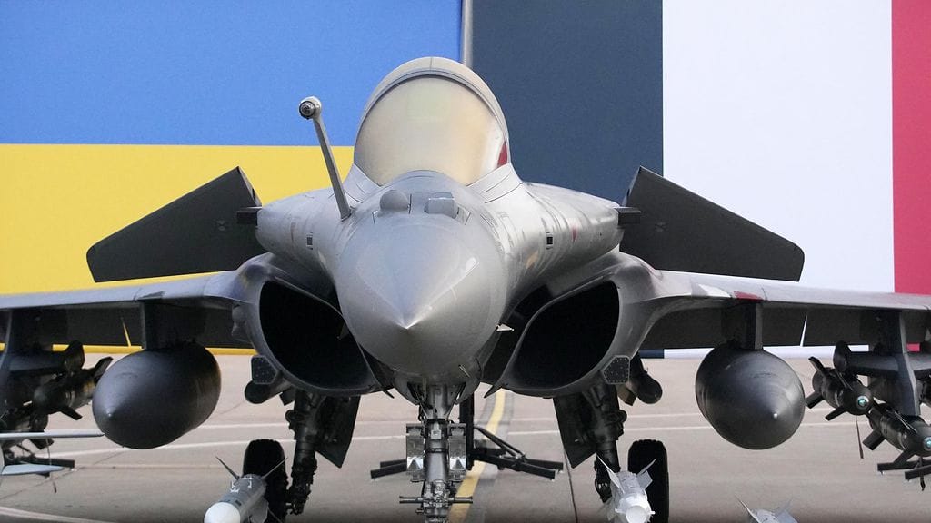 Rafale-hävittäjä Villacoublayn lentotukikohdassa lähellä Pariisia maanantaina.
