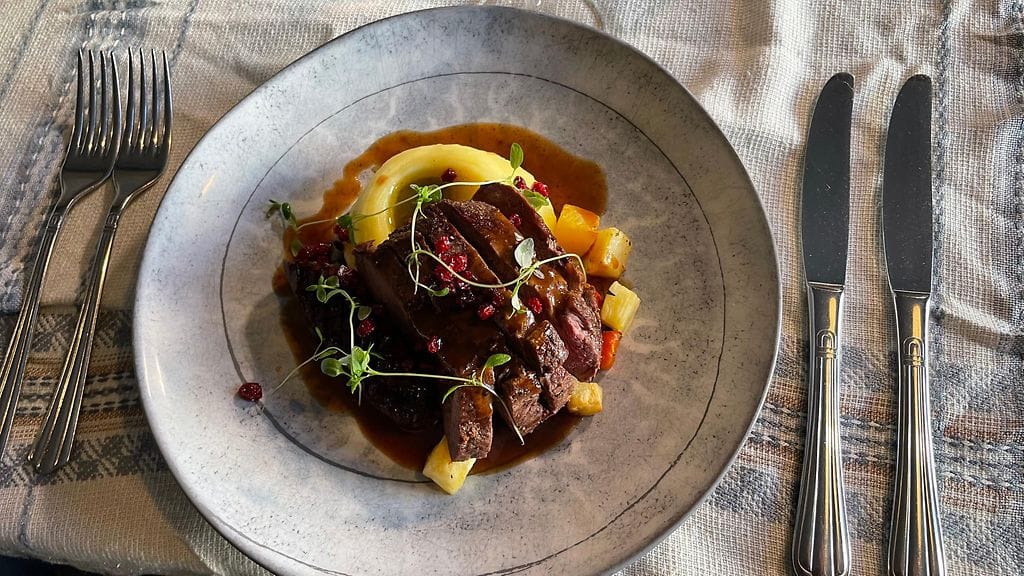 Ravintola Savotan poron paahtopaistia.