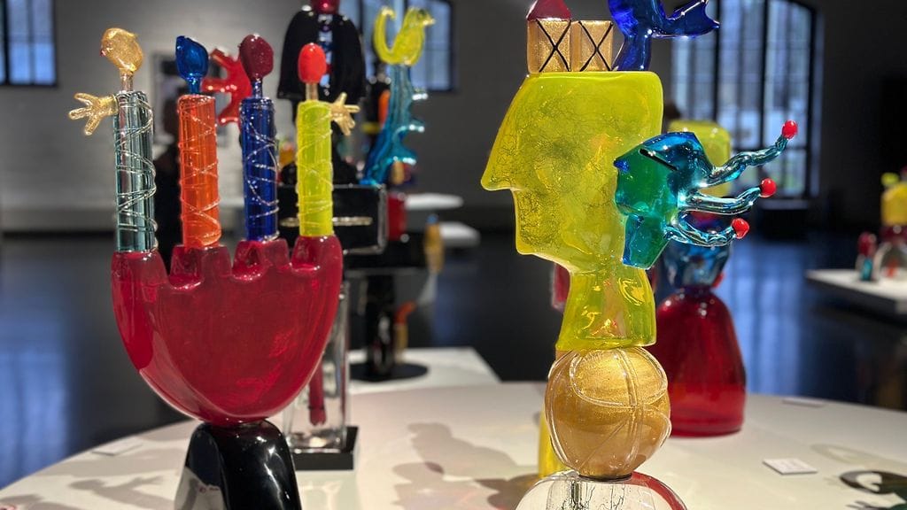 Soile Yli-Mäyryn lasitöitä Suomen lasimuseon näyttelyssä
