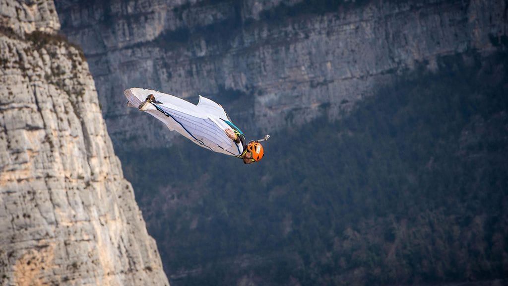 Kuvituskuva. Sekä vesi- että lumisateet vaikeuttavat tällä hetkellä suomalaisen base-hyppääjän etsintöjä.