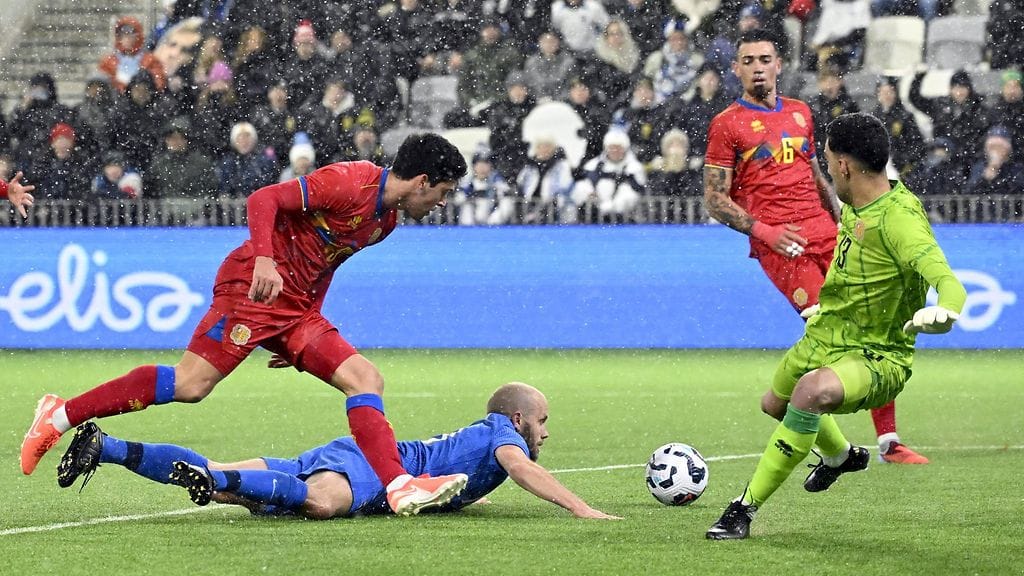 Kyllä. Teemu Pukki teki tästä asennosta maalin.