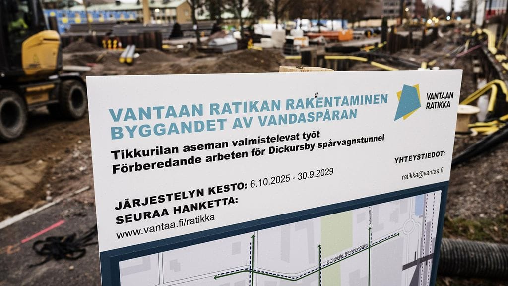 Vantaan ratikan työmaata Tikkurilassa Vantaalla maanantaina. Ratikan vastustajat tarjoilivat riisipuuroa kaupungintalolla.