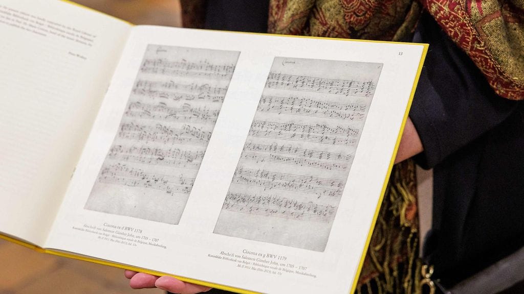 Bach-arkiston työntekijä piteli maanantaina kädessään kahta kauan kadoksissa ollutta urkukappaletta, jotka teini-ikäinen Johann Sebastian Bach oli säveltänyt.