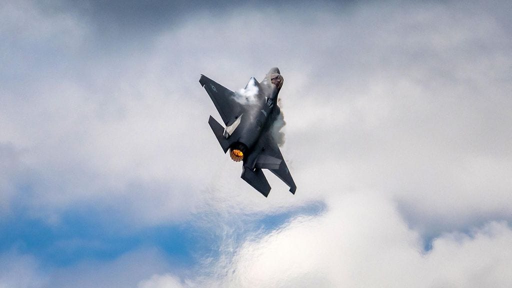 Yhdysvaltain ilmavoimien F-35-hävittäjä ilmalentonäytöksessä Itävallassa viime vuoden syyskuussa.