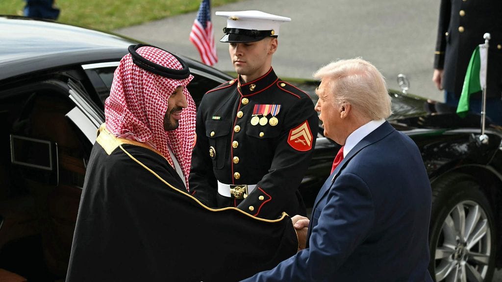 Yhdysvaltain presidentti Donald Trump tervehti Saudi-Arabian kruununprinssiä ja pääministeriä Mohammed bin Salmania Valkoisessa talossa Washingtonissa.