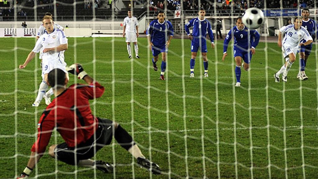 Mikael Forssellin rangaistuspotku, kuva: Lehtikuva/Markku Ulander