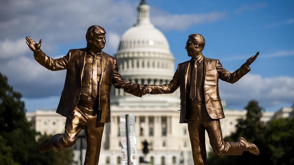 Kuvassa patsas, joka esittää Trumpia ja Epsteiniä kulkemassa käsikkäin. Taustalla Yhdysvaltain kongressitalo (capitol).
