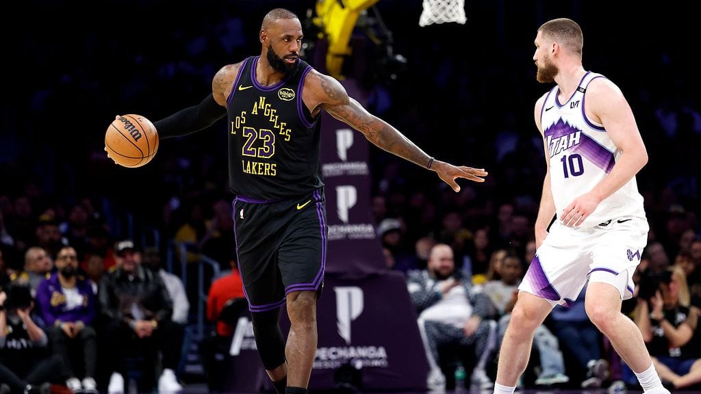 LeBron James pelasi avausottelunsa kuluvalla NBA-kaudella.