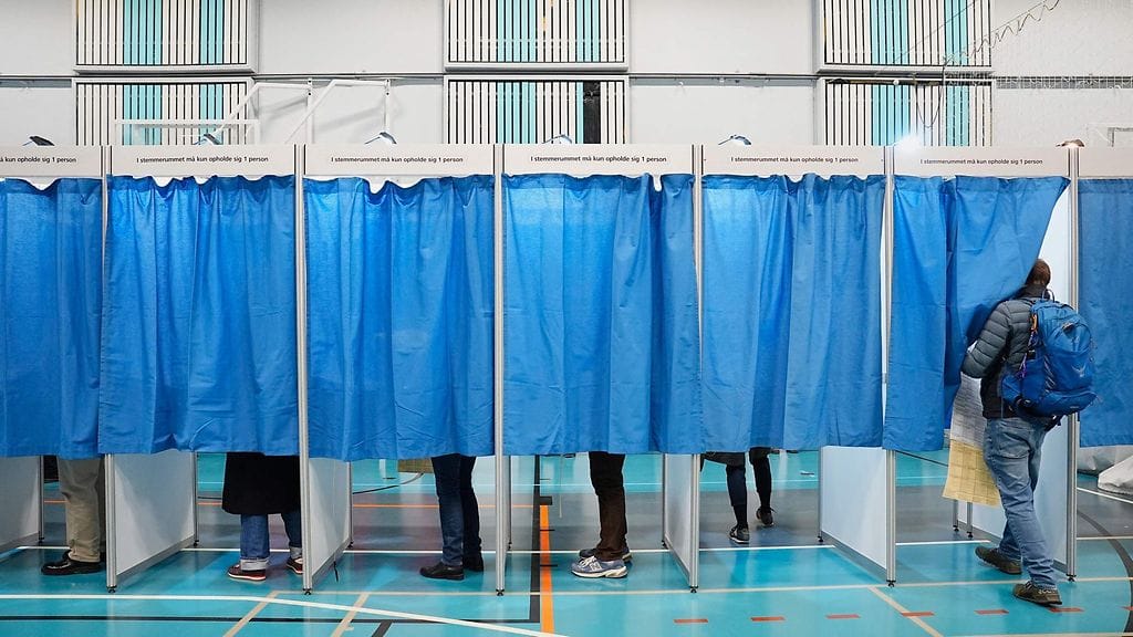 Ihmisiä äänestyskopissa kunnallis- ja aluevaaleissa Bulowsvejhallenissa Frederiksbergissä Tanskassa tiistaina.
