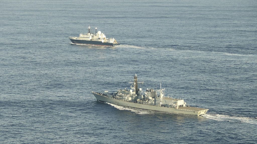 Venäjän vakoojalaiva Yantar on kuvassa loitompi alus.