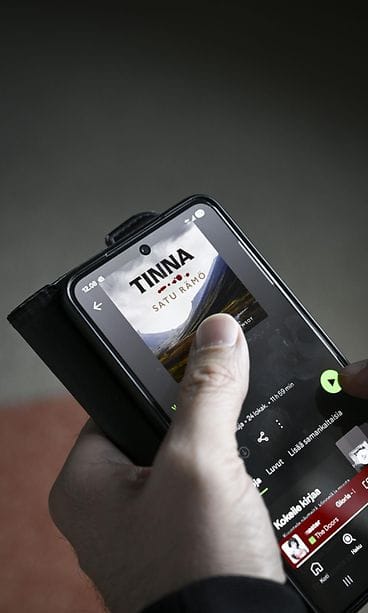 19.11.2025 Satu Rämön kirja Tinna (WSOY) äänikirjana Spotify-suoratoistopalvelussa, kuvattu Helsingissä 19. marraskuuta 2025. Musiikki- ja mediapalvelu Spofify on laajentanut äänikirjatarjontaansa Suomeen.