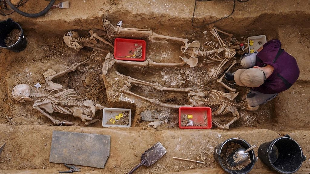 LK 19.11.2025 Työntekijät ja vapaaehtoiset kaivoivat esiin Espanjan sisällissodan ja Francon hallinnon uhrien ruumiita joukkohaudasta Ejea de los Caballerosissa Zaragozan maakunnassa 28. lokakuuta 2025.