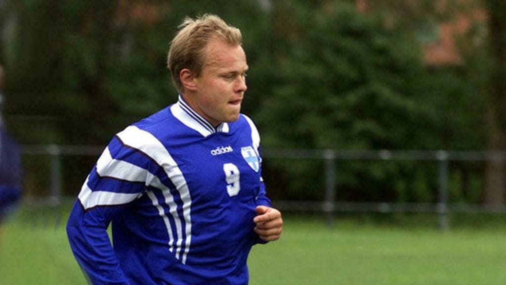 Mika-Matti Paatelainen Suomen paita päällään vuonna 2000