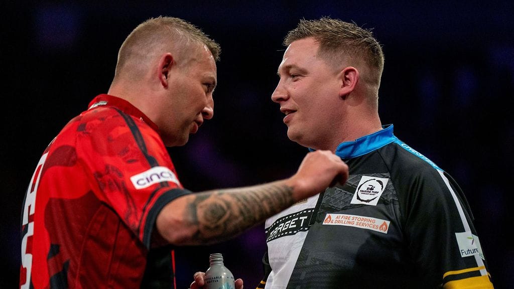 Nathan Aspinall ja Chris Dobey yökkivät hapansilakasta.