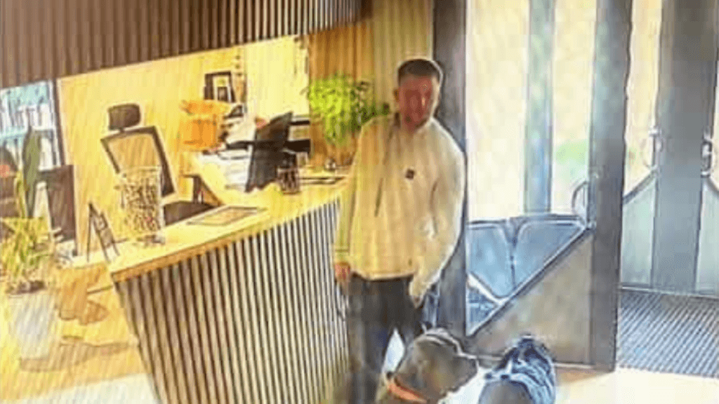 Carl Björkendahl kirjautumassa hotelliin. Kuva esitutkintamateriaalia aiempaan rikosasiaan liittyen.